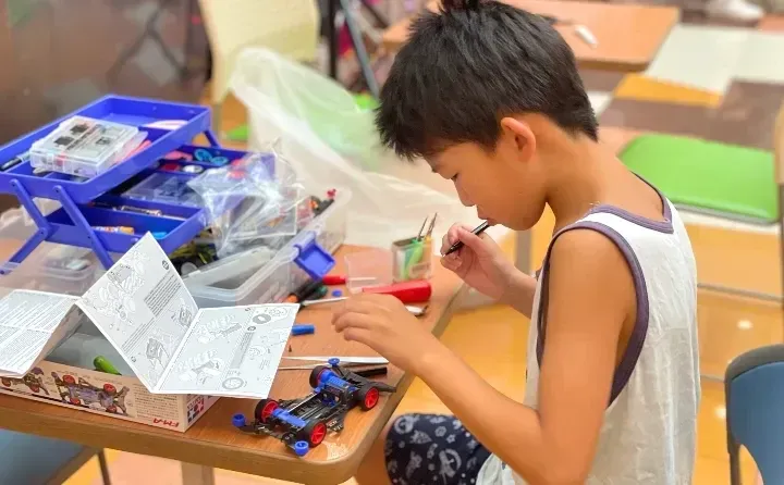 男の子がミニ四駆を組み立てている様子
