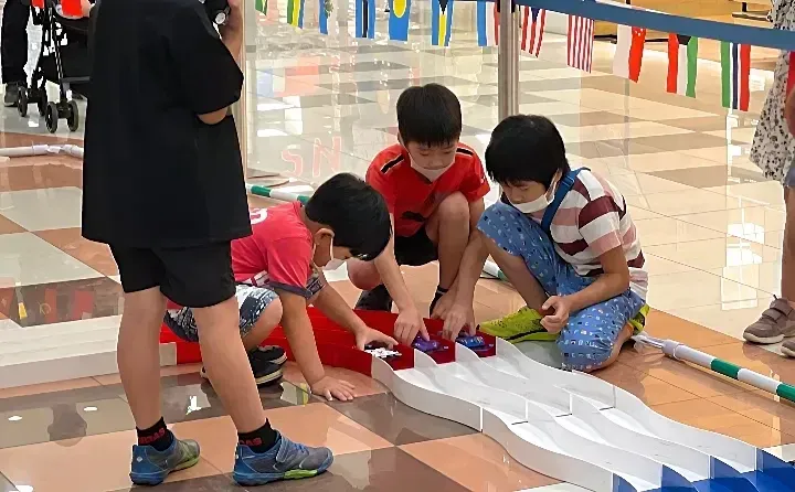 子供たちがミニ四駆で遊んでいる様子