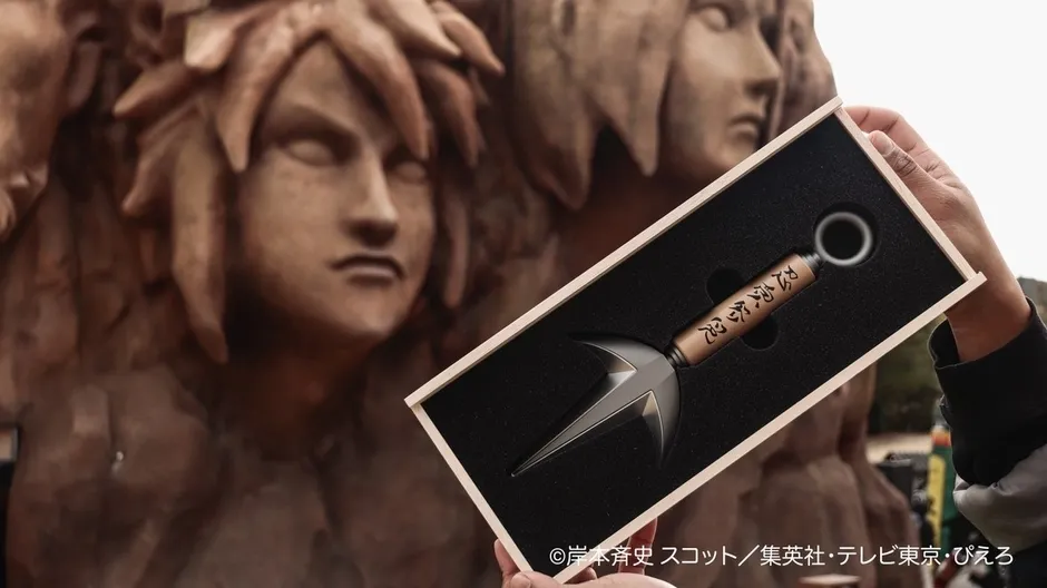 木箱に入ったクナイを持つ様子