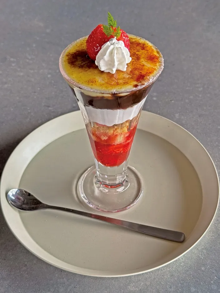 キャラメリゼされたいちごパフェ