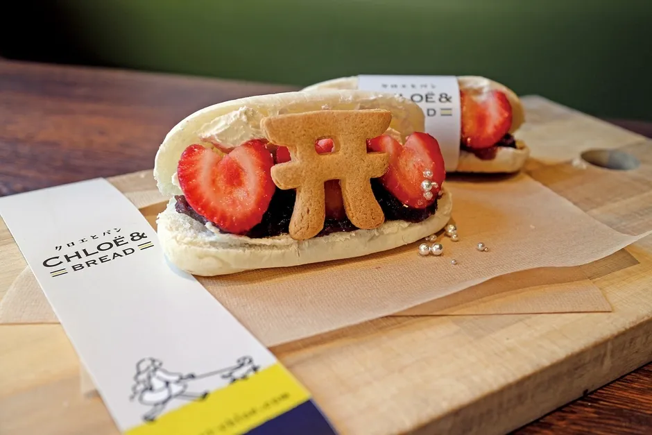 鳥居のクッキーが乗ったいちごサンド