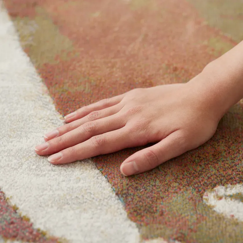 手で触れられているカーペットのクローズアップ