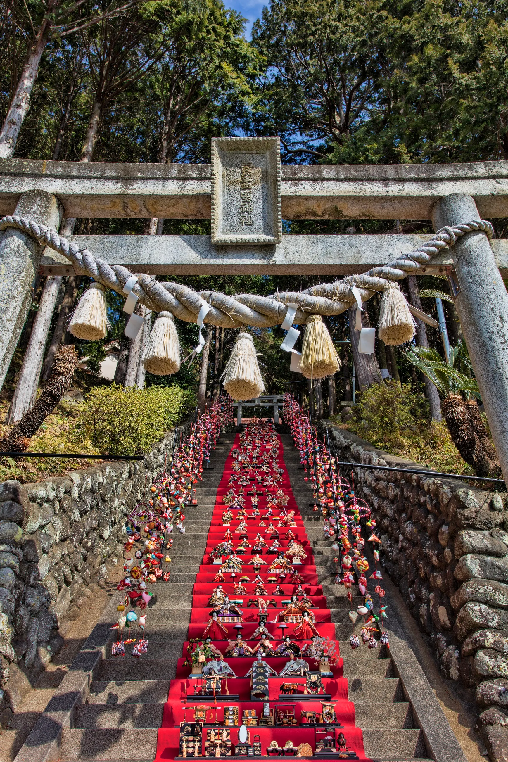 【伊豆】日本一の雛飾りで貸切撮影も！素盞鳴神社の圧巻118段