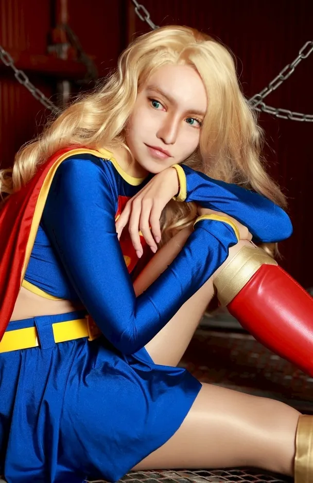 スーパーガールのコスプレをした女性