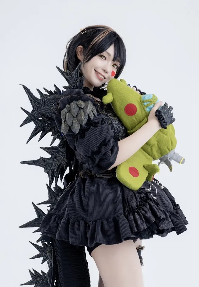 ゴジラのコスプレをした女性