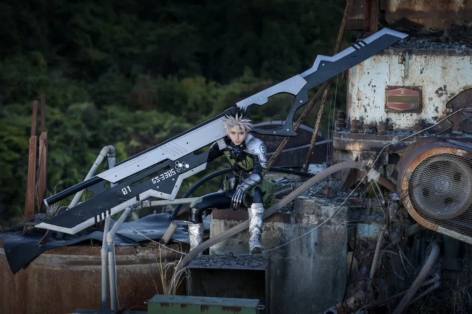 巨大な剣を持ったコスプレイヤー