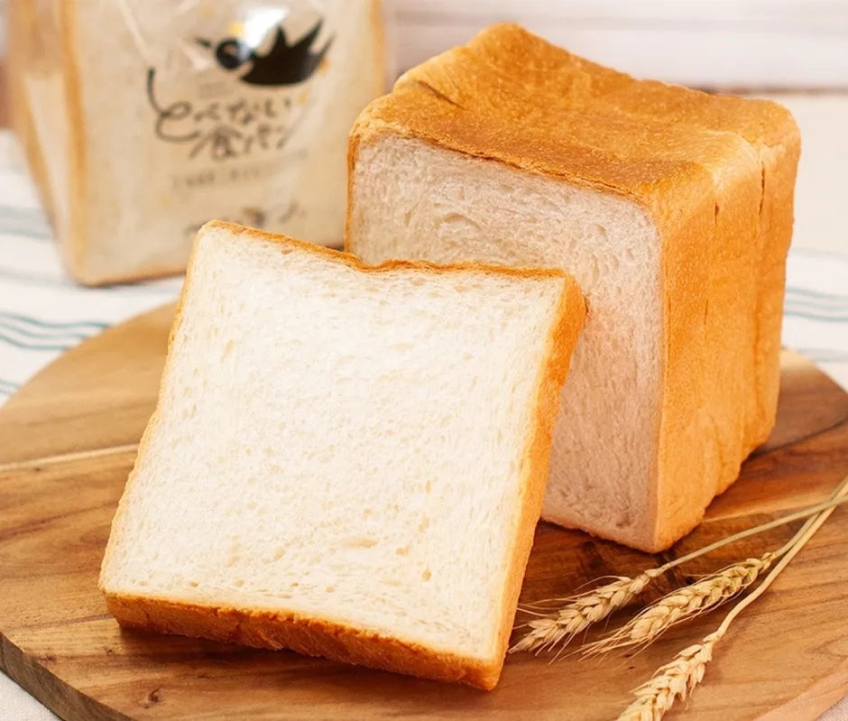 木製のまな板に乗せられたとべない食パン