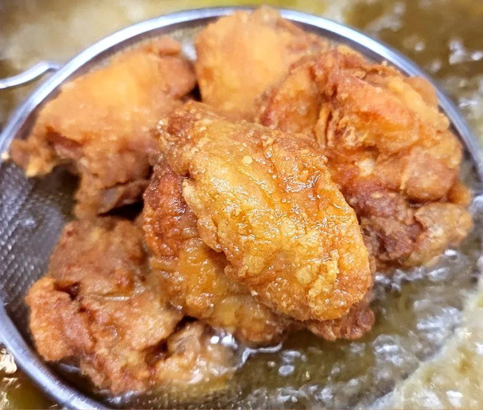 ザルに盛られた揚げたての唐揚げ