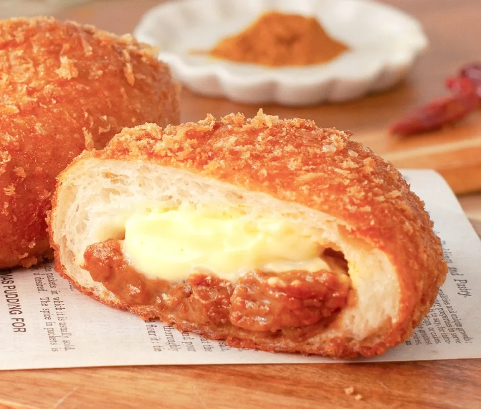 とろーりチーズがのぞくカレーパンの断面