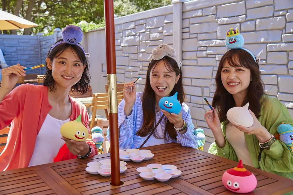 女性たちが楽しそうにスライムの色塗り体験をしている様子