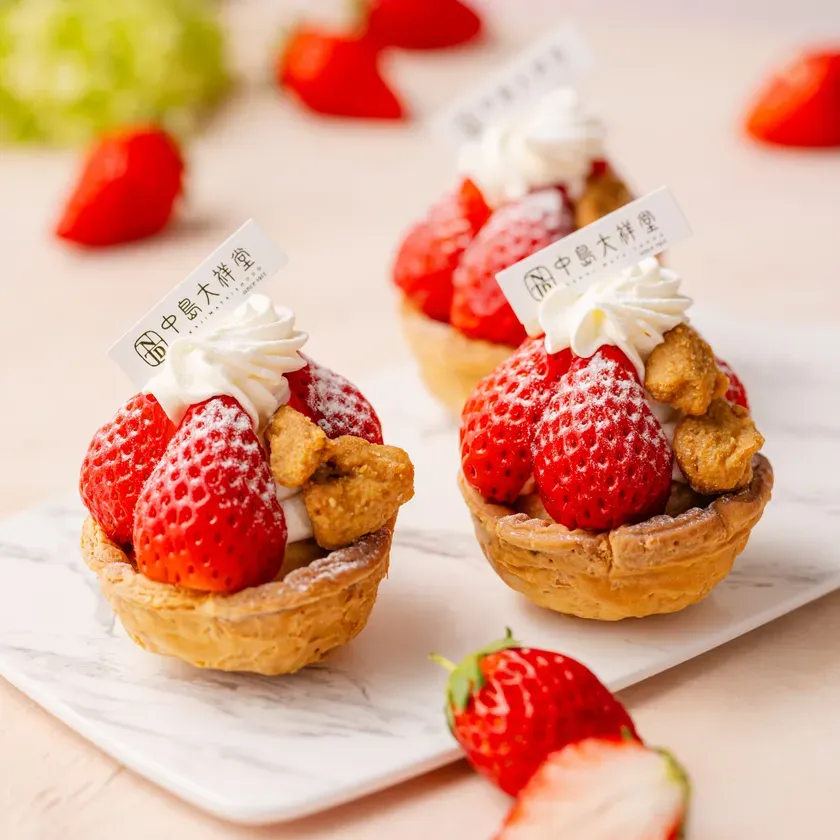 いちごがたっぷりのったタルトが3つ並んだ写真