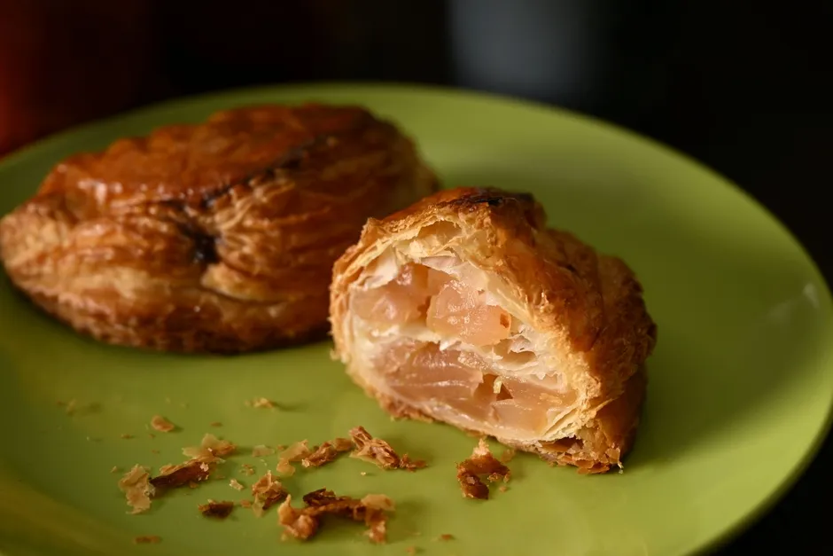 半分にカットされたアップルパイ