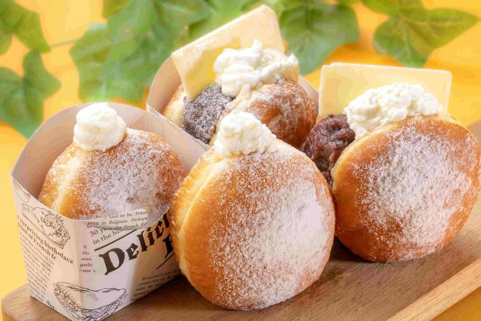 クリームやあんバターが乗ったドーナツ