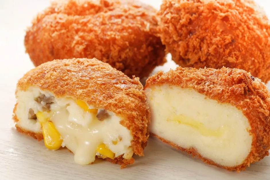 中からチーズとコーンが見えるコロッケ