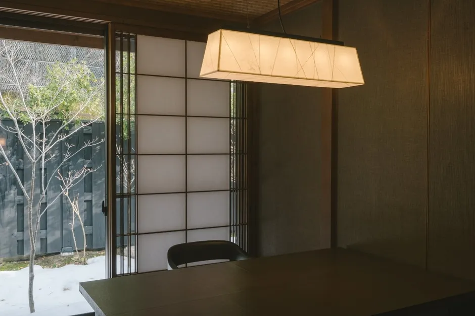 「天津水」の室内