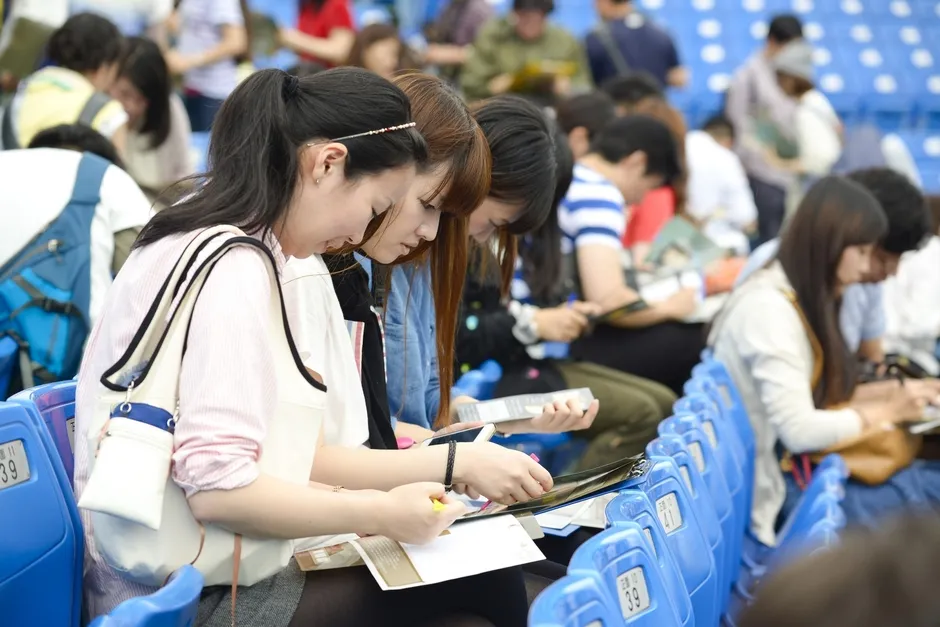 観客席で謎を解く参加者たち