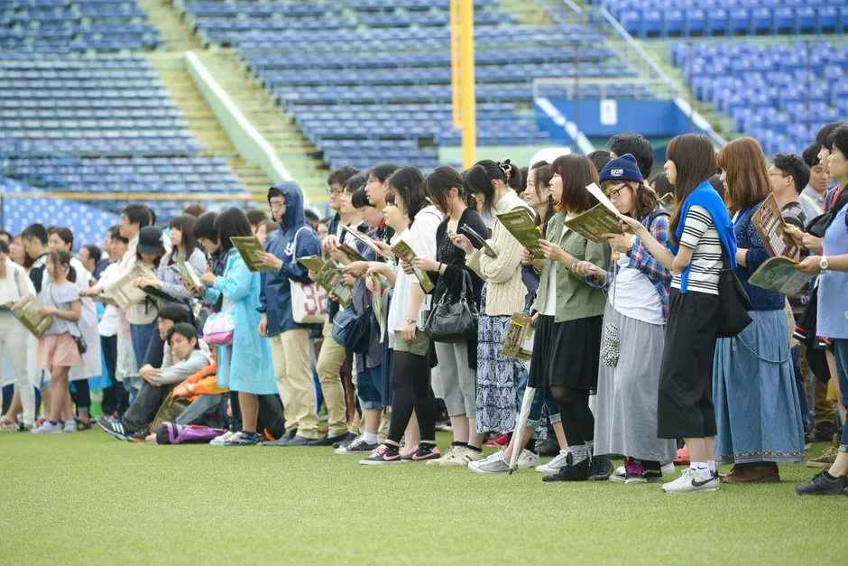 参加者がグラウンドで謎解きに挑む