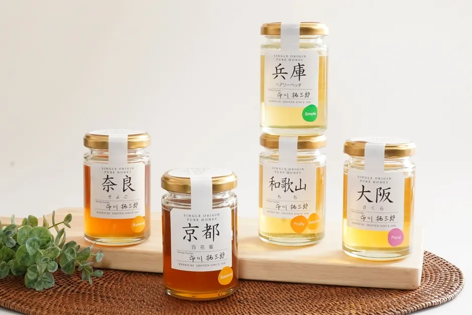 5種類の蜂蜜が入った瓶が写っている写真
