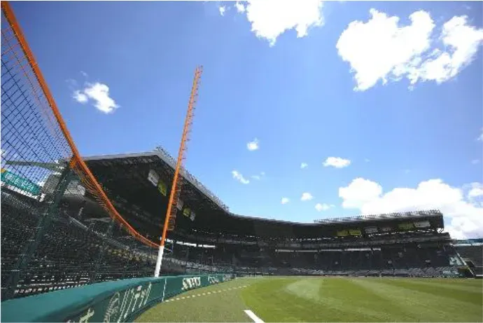 青空の下の甲子園球場